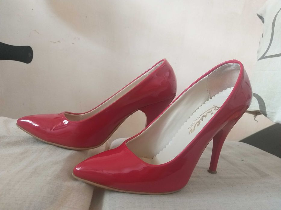 Елегантни дамски обувки червен лак, номер 36