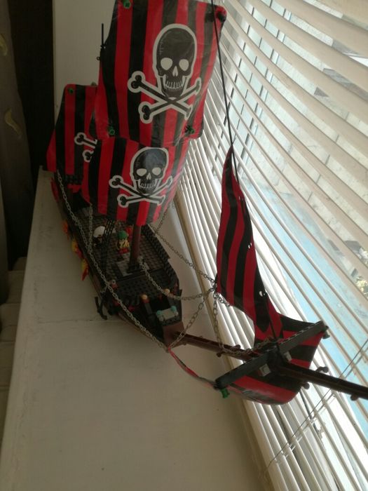 Продам лего конструктор пиратский корабль.