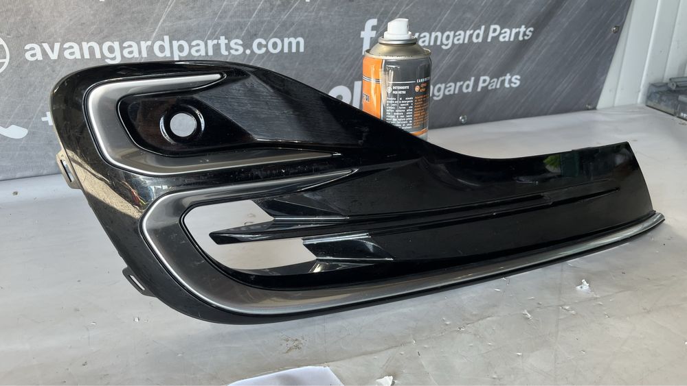 Дясна основа/решетка за халоген Ford Focus MK4 2018-