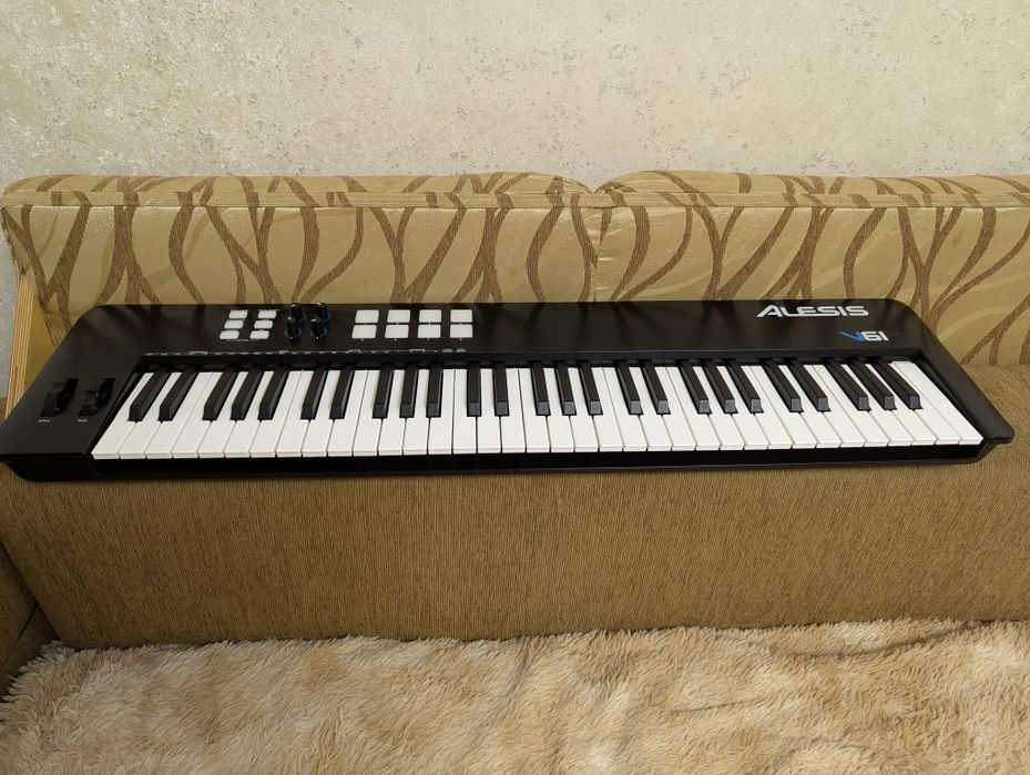 Миди клавиатура, синтезатор, пианино