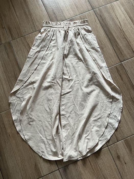 Pantaloni largi cu crăpătură și buzunare