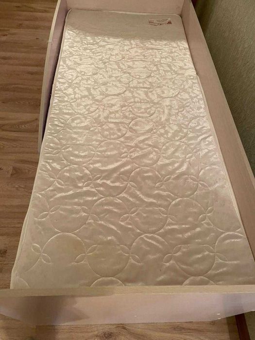 детская кровать с Матрасом