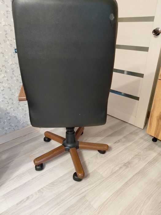 Кожаное компьютерное кресло