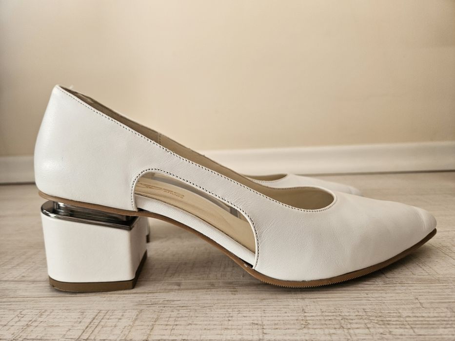 Високи бели обувки