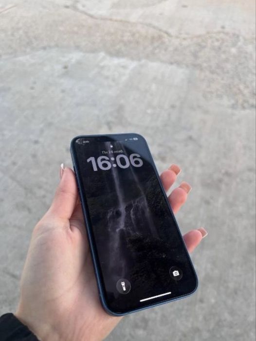 Продам iPhone 13 128