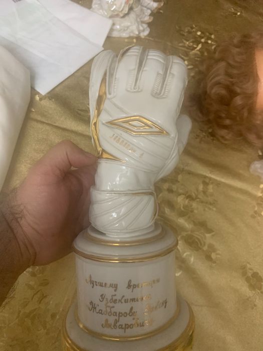 Кубок статуэтка перчатка фарфор футбол вратарь