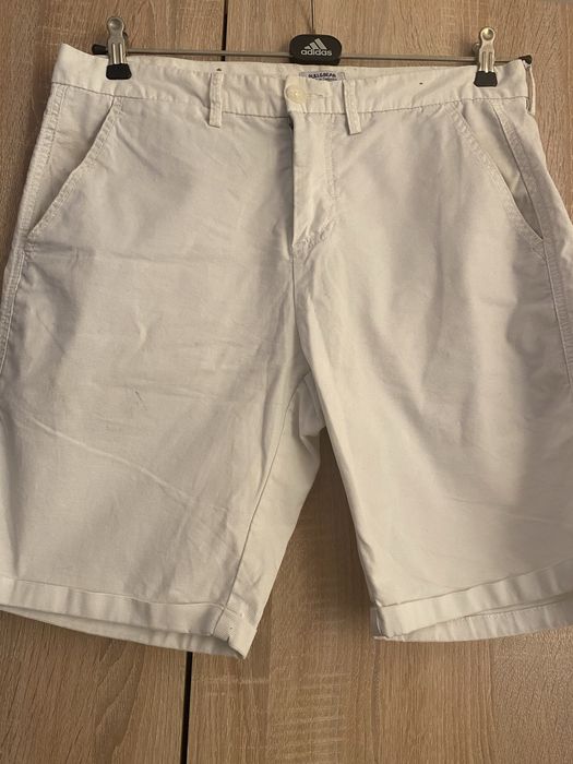 Pantaloni scurti pentru baieti, culoare alba.
