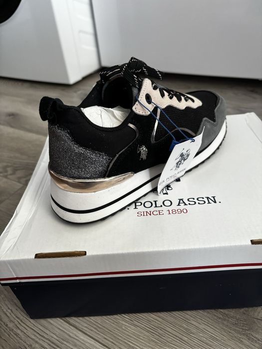 Чисто нови сникърси