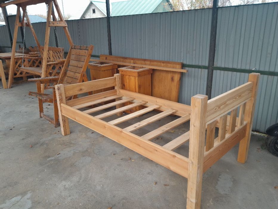 аұлага қоятын агаштан жасалган тербелмелы орындық