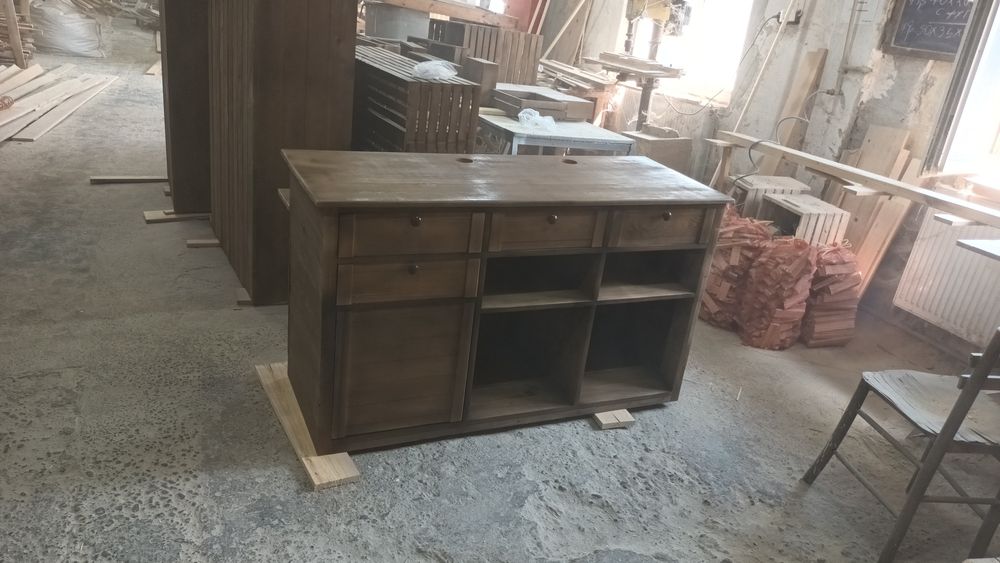 Шкаф със жалузни вратички  и 4 чекмеджета