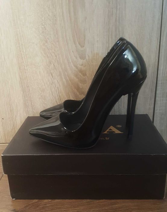 Нови черни лачени обувки с висок ток