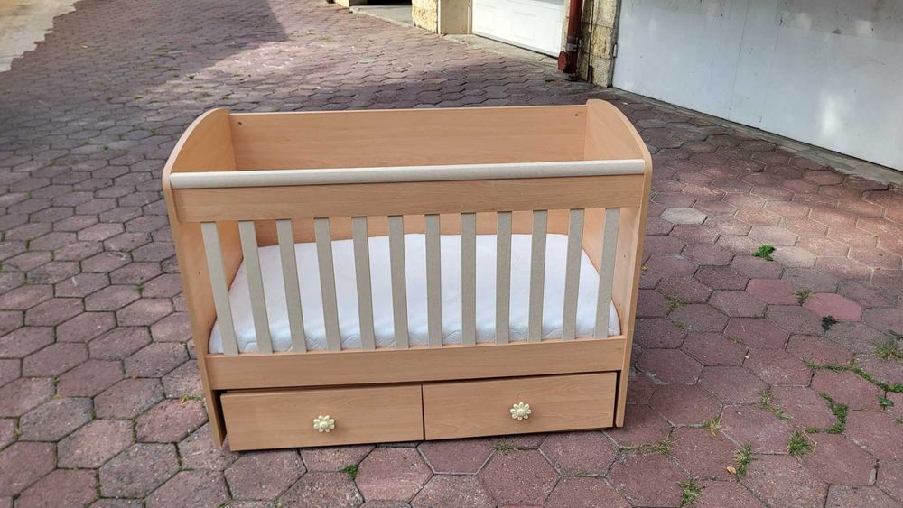Бебешко легло и матрак в перфектно състояние