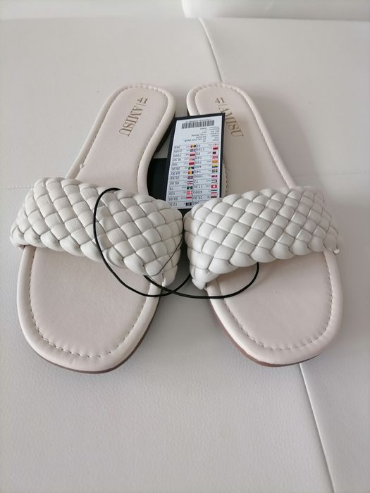 Vând sandale dama  fashion, un model deosebit, noi cu eticheta.