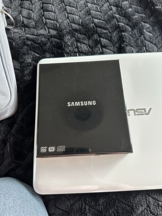 Продавам Лаптоп Asus и принадлежностите ѝ