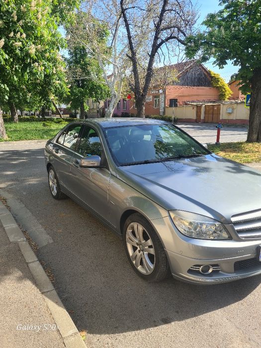 Vând Mercedes-Benz C200