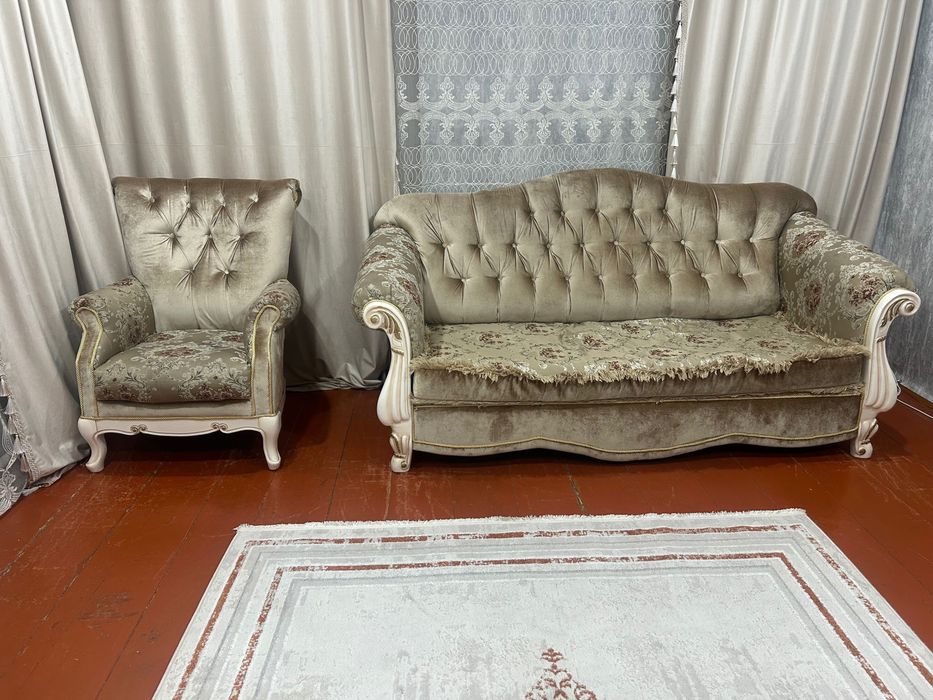 Продам диван с двумя креслами