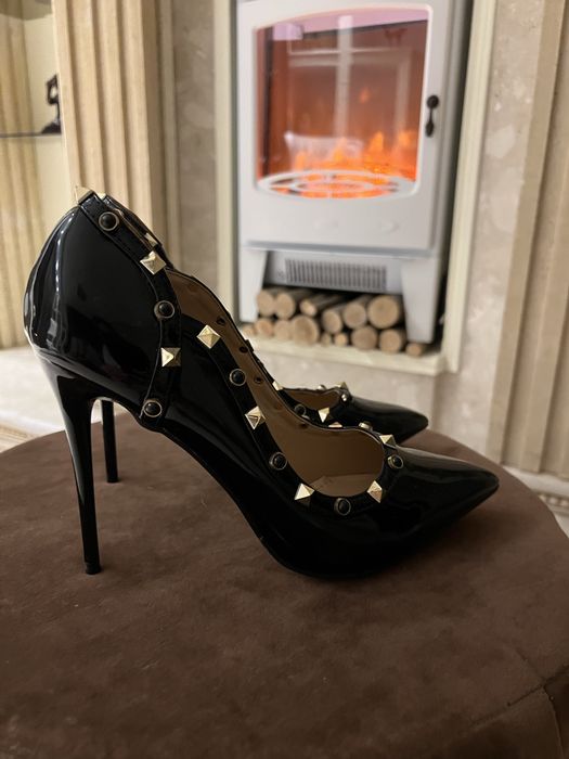 Vand pantofi eleganti cu tinte