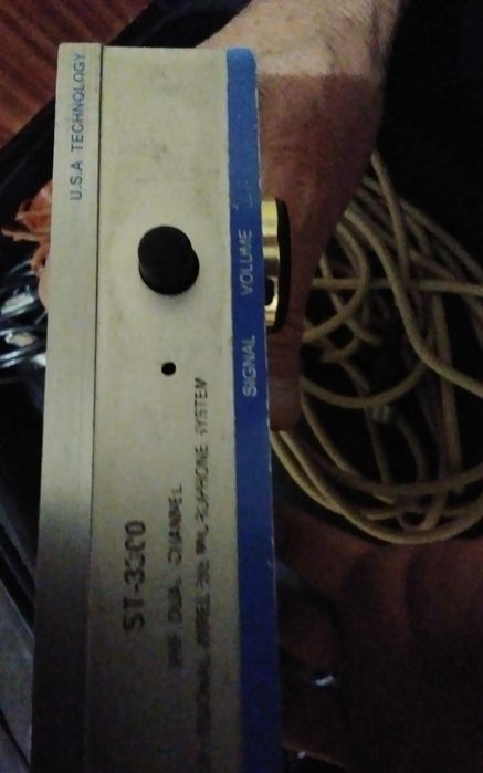 Радиомикрофон , адаптер,шнуры, кофр.