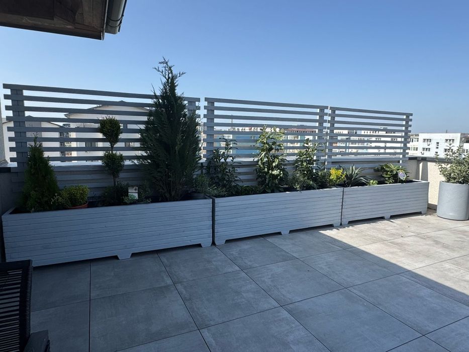 Jardiniere din lemn masiv