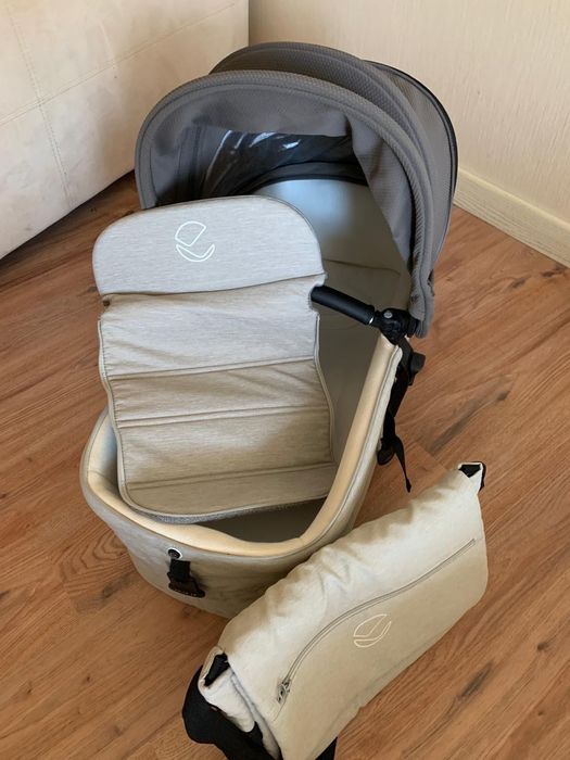 Бебешка количка 3 в 1 Jané Muum – кош за новородено и столче за кола. Подходяща от раждането до около 3–4 години (до 22 кг).