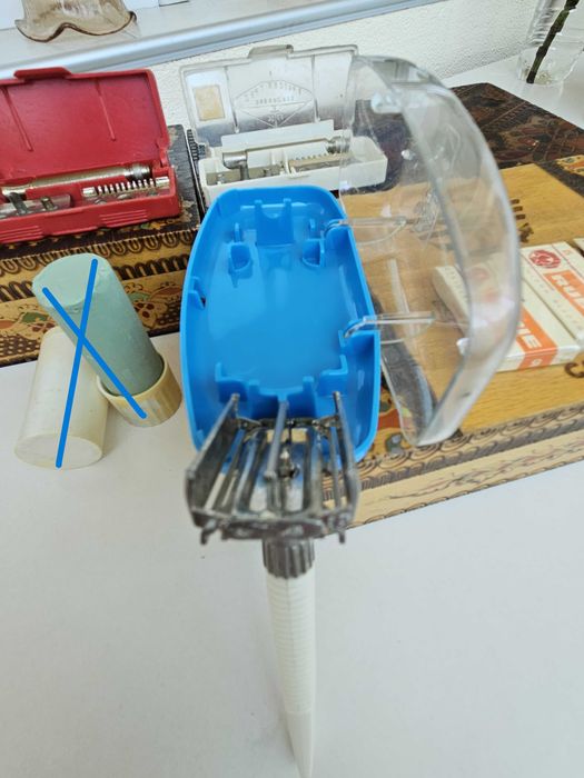 3 броя дървени кутии, самобръсначки  и ножчета за бръснене