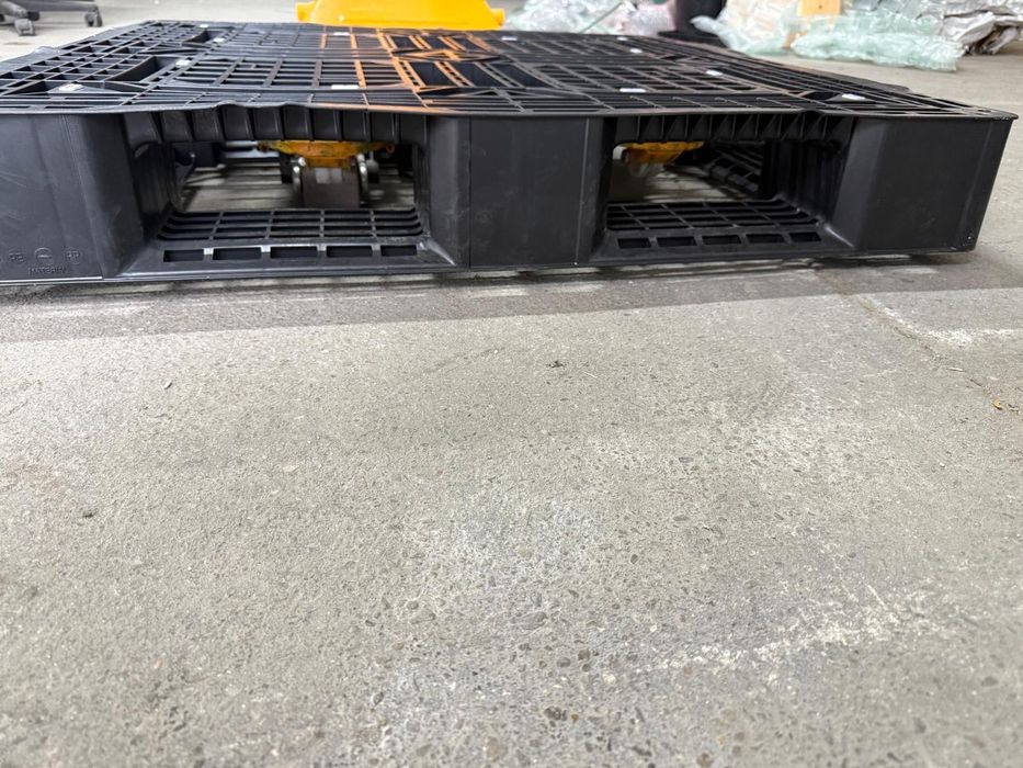 Palet din lemn şi plastic