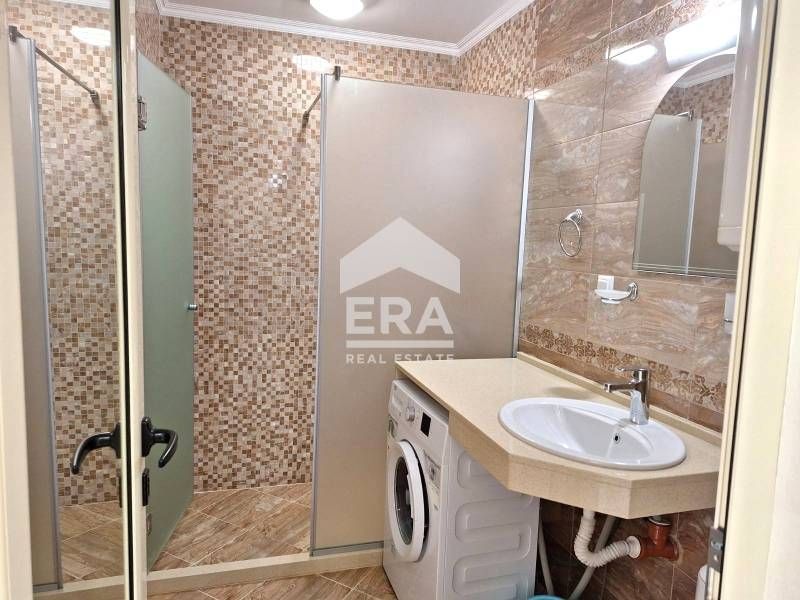 Обзаведен двуспален апартамент в стария град, на 200 м от морето