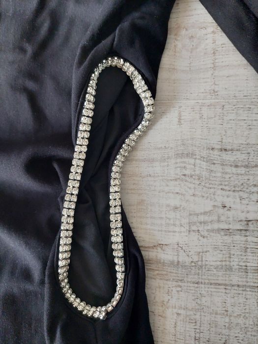 Черна рокля с камъчета