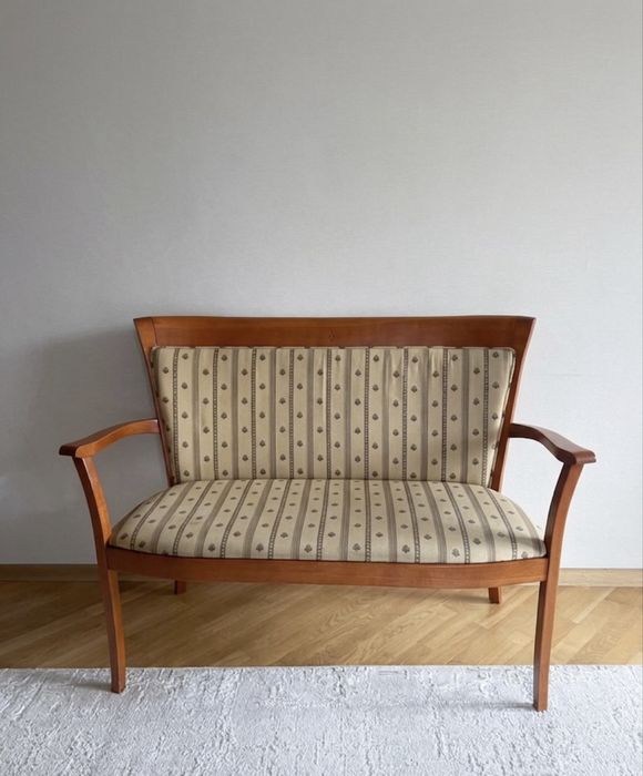 Софа чисто дерево в отличном  состянии