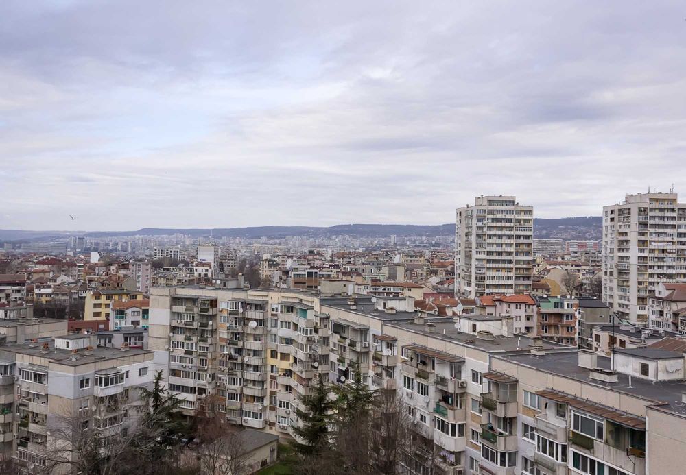 Дава се под наем Двустаен апартамент в Варна, Център - 61 кв.м за 663 € - Снимка #2