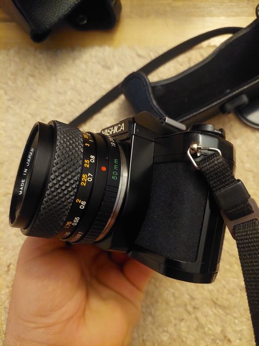 Aparat foto yashica fx3 cu film ,are obiectiv de 50mm dsb 1.9