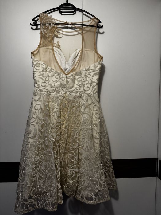 Официална рокля.