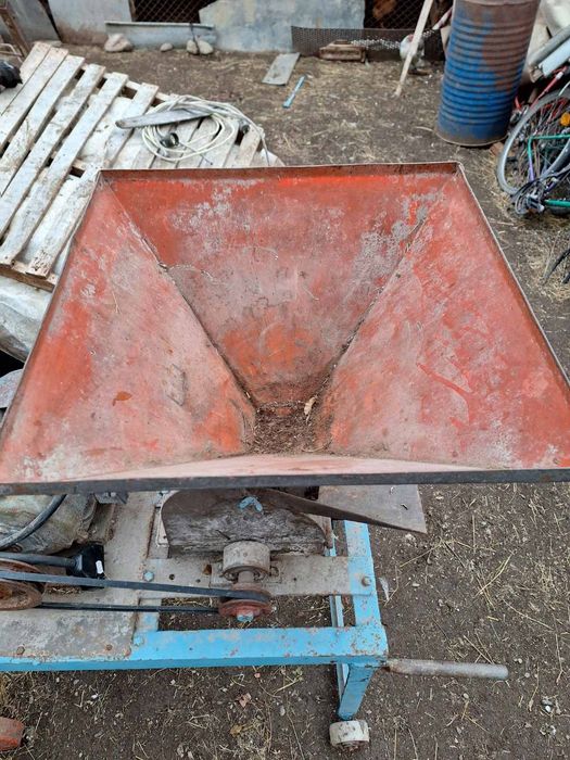 Продавам фуражомелка