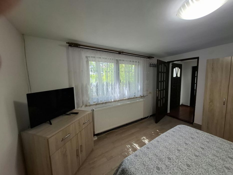 Închiriez garsonieră modernă și spațioasă la curte