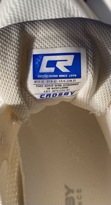 Продам кроссовки белые