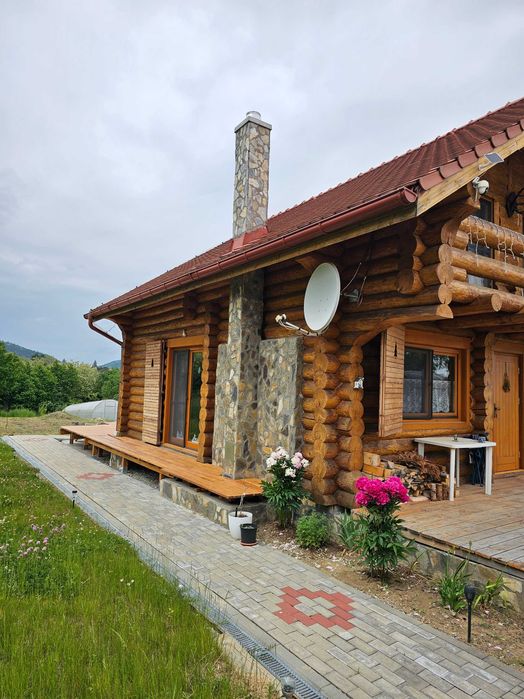 Casă din bușteni cu teren mare