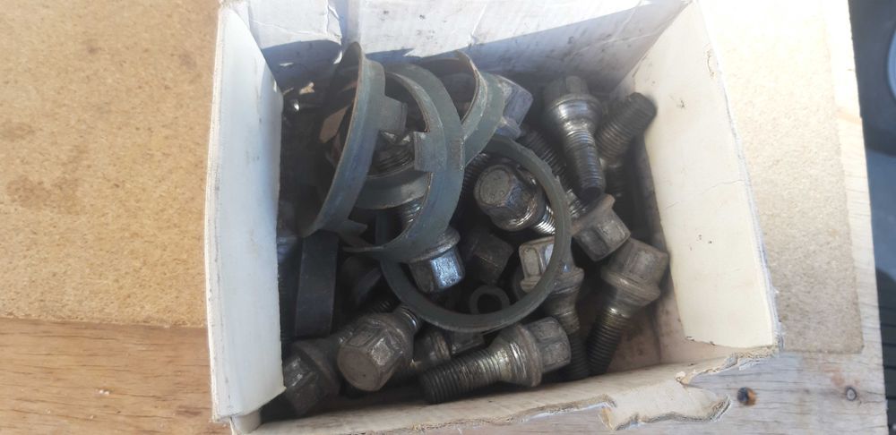 Гуми със джанти.