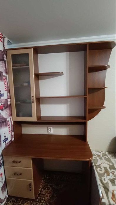 Письменный стол с надстройкой