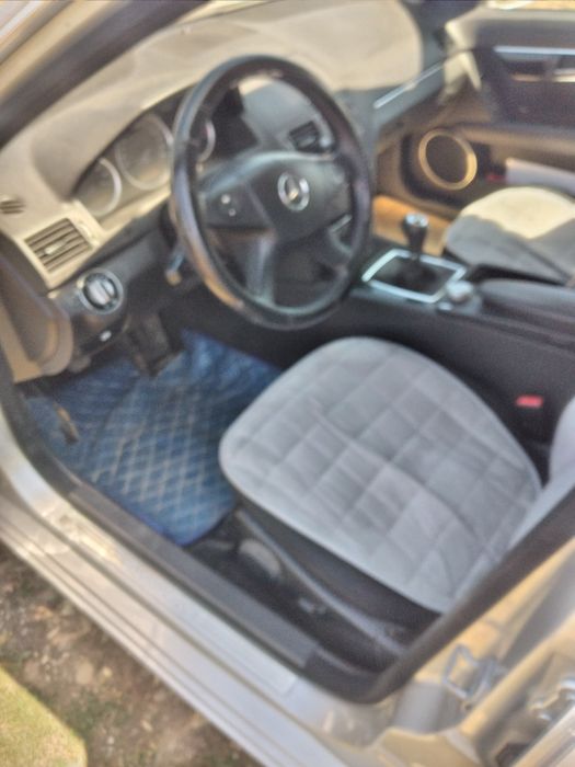 Vând Mercedes C200