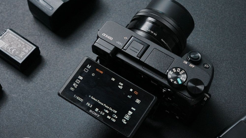 Camera Sony a6400 + Gimbal + Flash + Card + 3 baterii