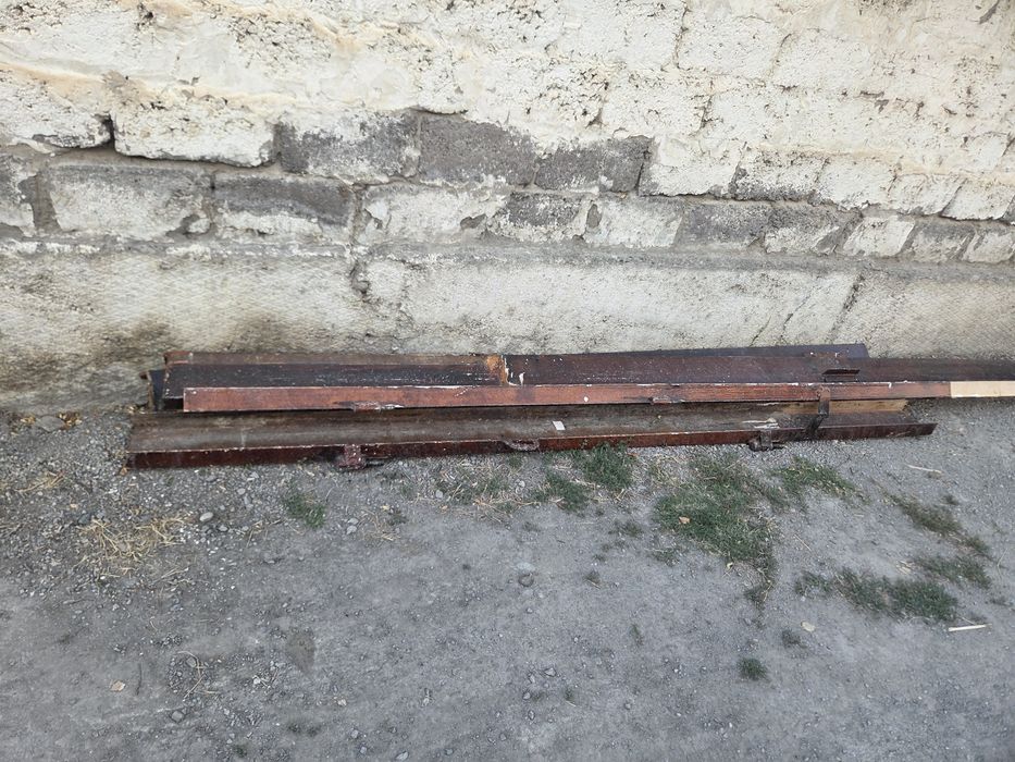 Darvoza taxta eshigi bilan