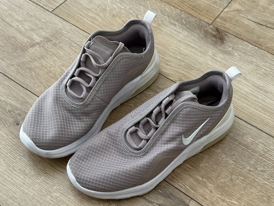 Nike air max motion.