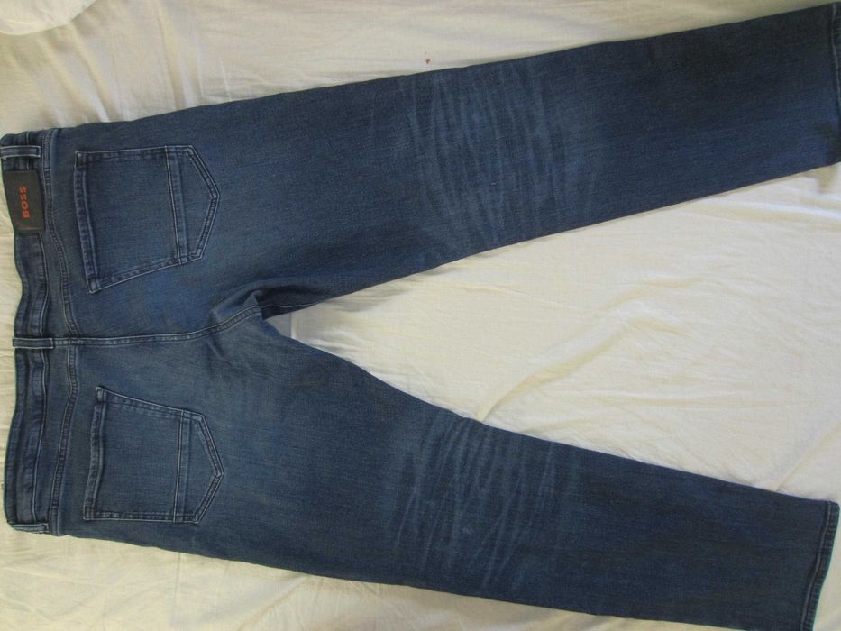 Blugi Hugo Boss, model Maine, masura W40 L34, Talie=104cm,Lung=105cm,croiala dreapta,fermoar 99%bumbac+ 1%elasthan, stare f.buna, fabricati in Tunisia