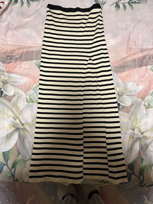 Fusta lunga crapata pe picior