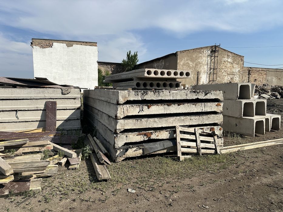 Продаются плиты,лотки,блоки