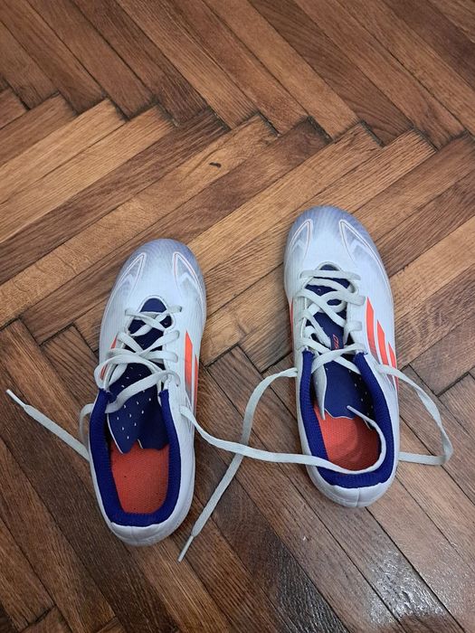 ghete adidas model F50 (Messi)