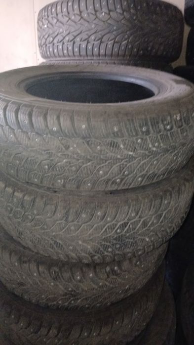 Нива зимние шины в хорошем сост с шипами размер 215/65/16 срочна