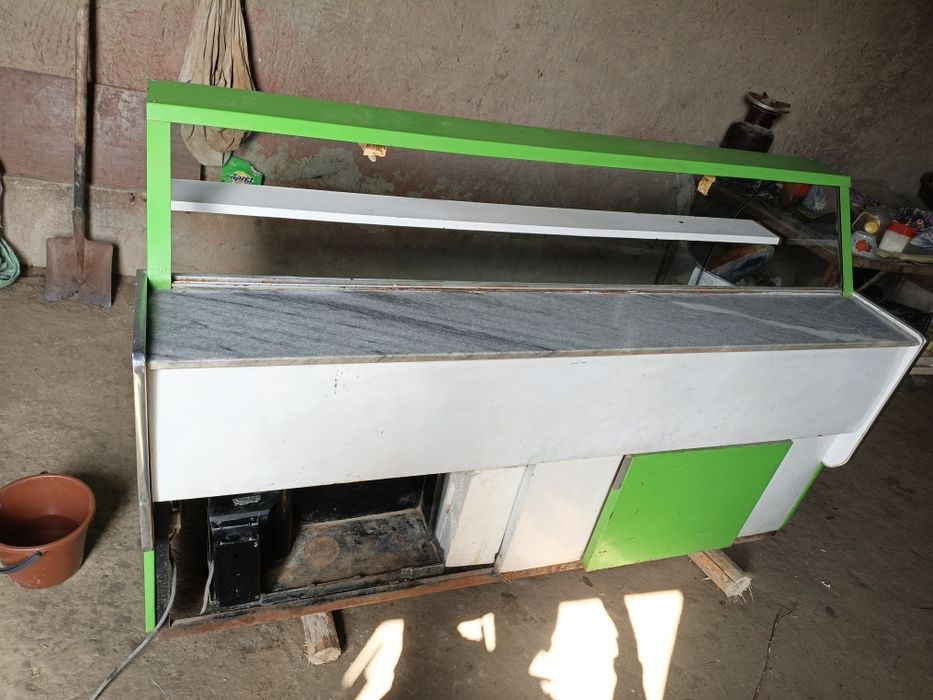 Vitrina holati yangi umuman ishlatilmagan uyda turgan