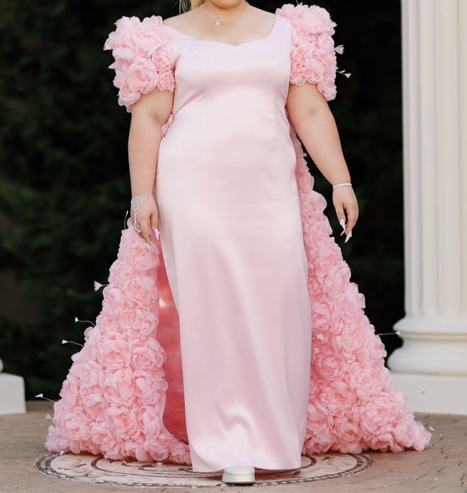 Rochie roz cu trenă detașabilă