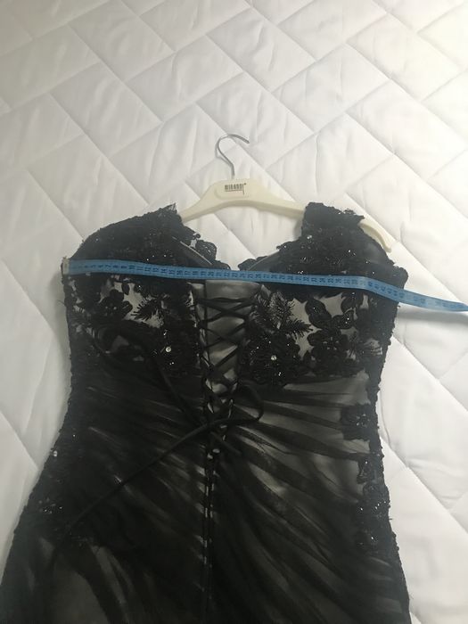 Rochie de dantelă cu pietre pentru evenimente deosebite